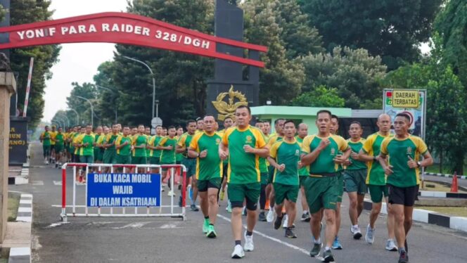 
					Jaga Kebugaran dan Soliditas, Divif 1 Kostrad Gelar Lari 5K Bersama Prajurit