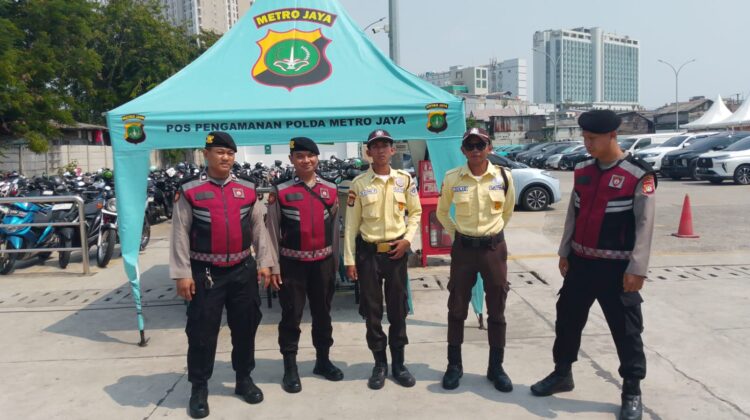 Patroli Jalan Kaki, Unit Samapta Polsek Sawah Besar Perkuat Kehadiran Polisi di Lingkungan Perusahaan