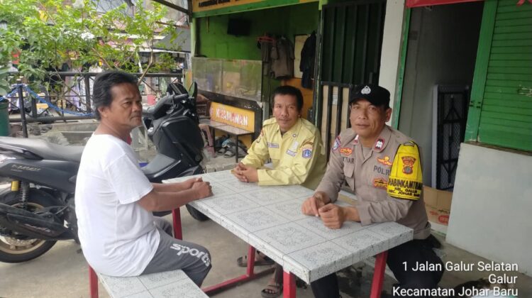 Perkuat Sinergi Pengamanan Pasar, Bhabinkamtibmas Galur Sambangi Security Pasar Gembrong