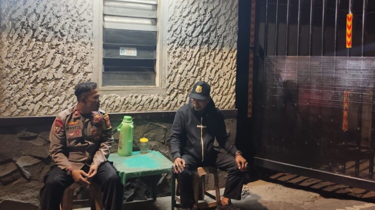 Sambang Pos Kamling RT 04/RW 05, Bhabinkamtibmas Perkuat Sinergi Warga dalam Menjaga Keamanan Lingkungan