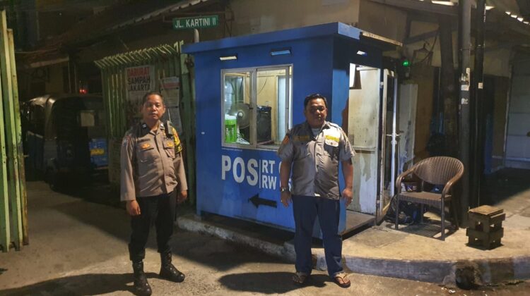 Patroli Jalan Kaki Bhabinkamtibmas Ajak Awak Kamling, Perkuat Keamanan Lingkungan Pasar Baru