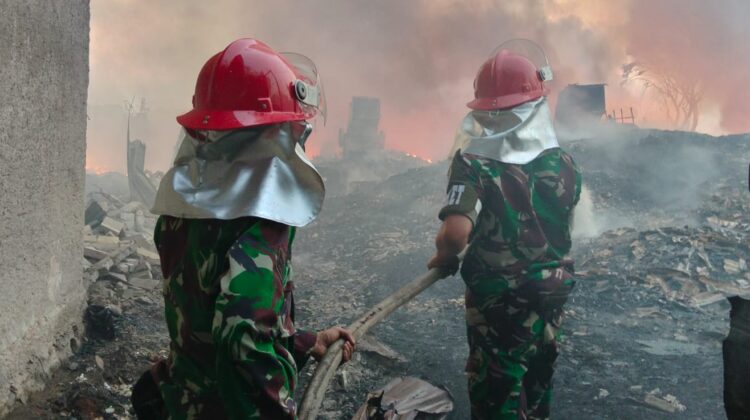 Bukan saja Membantu Memadamkan Api Akibat Kebakaran, Tapi Juga Kebakaran TPS jati Waringin TNI Koramil 01 Teluknaga Kodim 0510/Tigaraksa Hadir Untuk Membantu