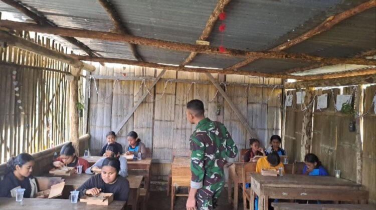 Satgas Yonarhanud 2 Kostrad Bagikan Makanan Bergizi untuk Warga Perbatasan