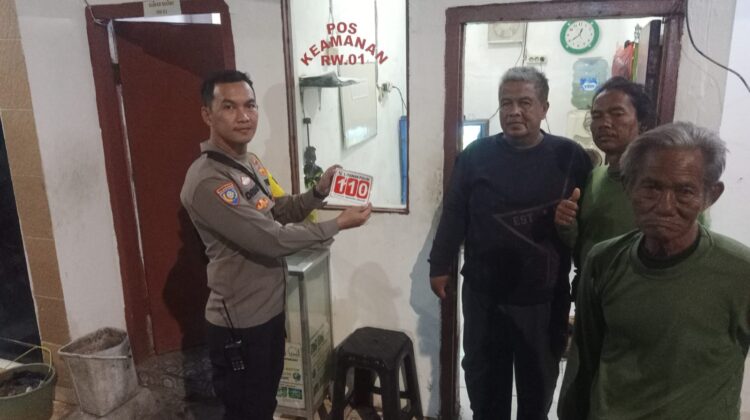 Bhabinkamtibmas Bungur Pasang Stiker Call Center Polisi 110 di Sejumlah Titik Publik