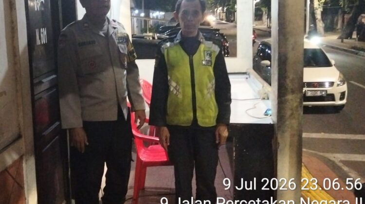 Sambang Poskamling RW 07, Bhabinkamtibmas Johar Baru Ingatkan Tamu Wajib Lapor dan Tingkatkan Kewaspadaan Warga
