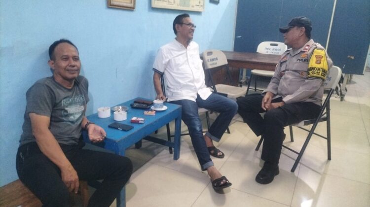 Patroli Door to Door Bhabinkamtibmas RW 06 Perkuat Upaya Pencegahan Tawuran dan Kejahatan Malam