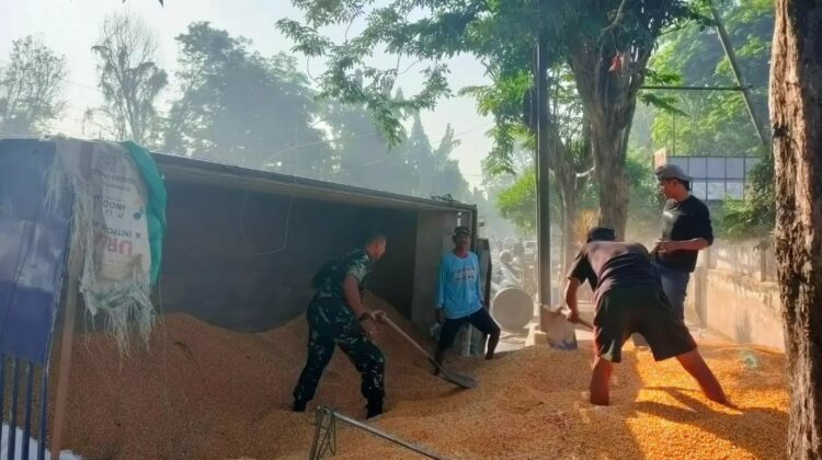 Prajurit Yonif 503 Kostrad Sigap Evakuasi Truk Terguling
