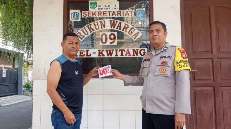 Bhabinkamtibmas Senen Tempel Stiker Call Center 110 di Pos RW 09 Kwitang