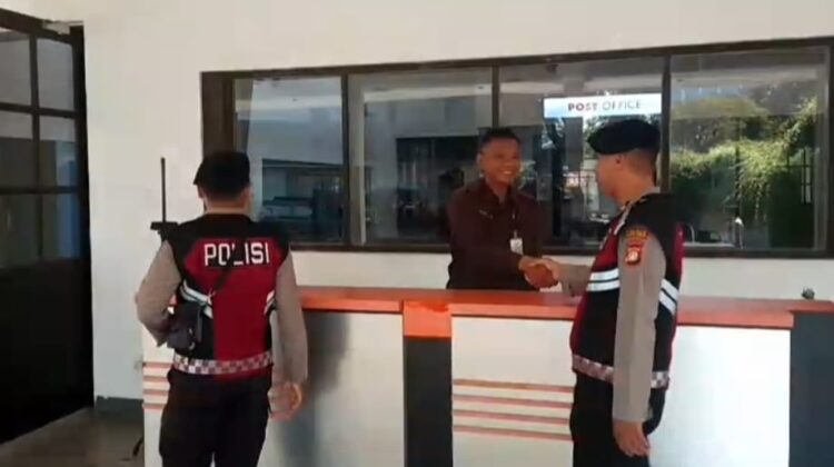 Patroli Jalan Kaki Polri Perkuat Keamanan dan Kemitraan di Kawasan PT Pos Indonesia