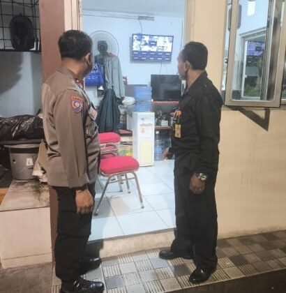 Perkuat Sistem Keamanan Lingkungan, Bhabinkamtibmas Polsek Cempaka Putih Sambangi Pos Satkamling Cempaka Putih Indah