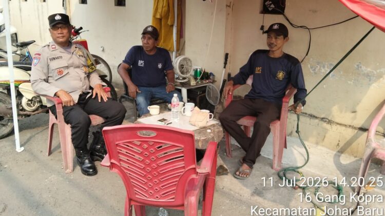 Polsek Johar Baru Perkuat Pengamanan Lingkungan, Bhabinkamtibmas Ajak Warga RW 06 Tingkatkan Kewaspadaan