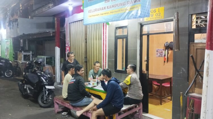 Perkuat Siskamling, Bhabinkamtibmas Polsek Johar Baru Ajak Warga RW 02 Kampung Rawa Tingkatkan Kewaspadaan