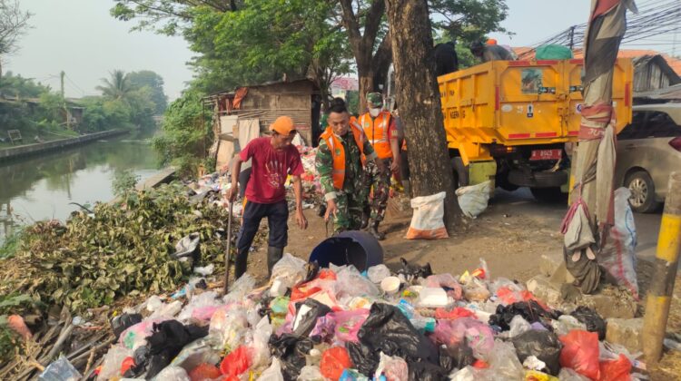 Satgas Sampah Kodim Tigaraksa Bersihkan Tumpukan Sampah, Tingkatkan Kepedulian Warga