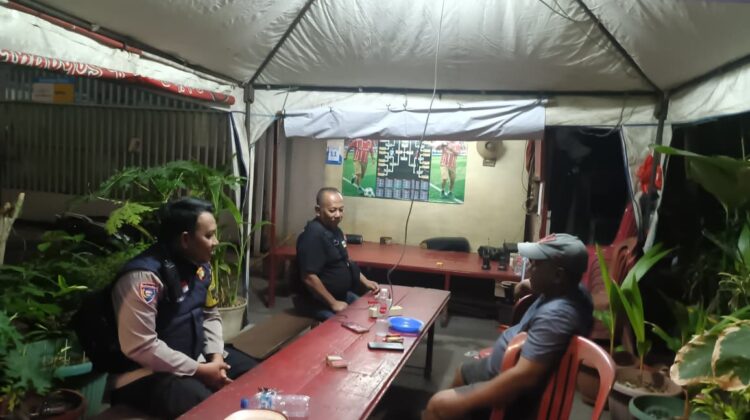 Sambang Tengah Malam, Bhabinkamtibmas Perkuat Sinergi dengan Awak Kamling Cegah Gangguan Kamtibmas