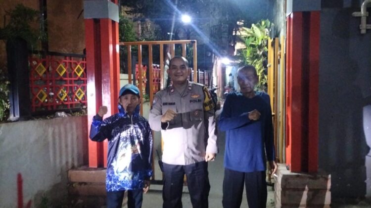 Sambang Satkamling Anyer Ujung, Bhabinkamtibmas Menteng Ajak Warga Perkuat Patroli Lingkungan