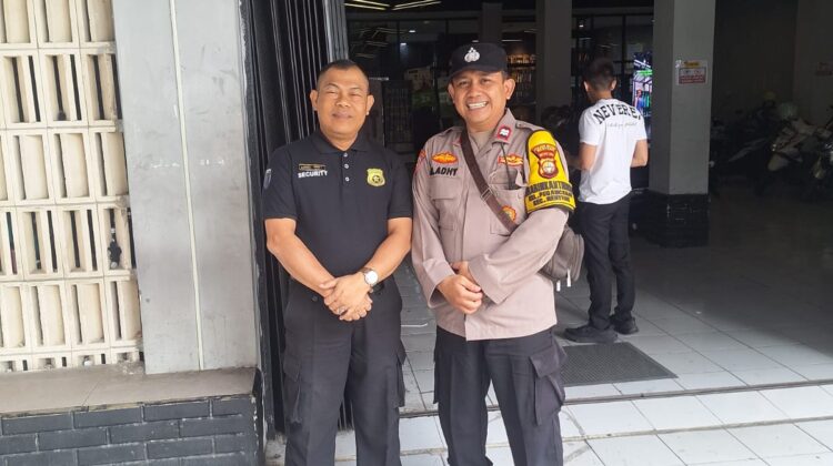 Bhabinkamtibmas Pegangsaan Tingkatkan Kewaspadaan Kamtibmas Lewat Patroli Dialogis di Gedung Absolut Fit