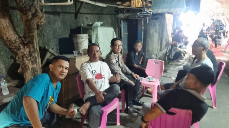 Bangun Kedekatan dengan Warga, Bhabinkamtibmas Karet Tengsin Gelar Patroli Dialogis Jaga Kamtibmas Kondusif