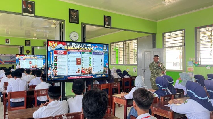 Peduli Generasi Bangsa Danramil 01/Teluknaga Mayor Inf Zein Terjung Langsung Berikan Materi Kebangsaan Dan Bela Negara Dalam MPLS Di Sekolah