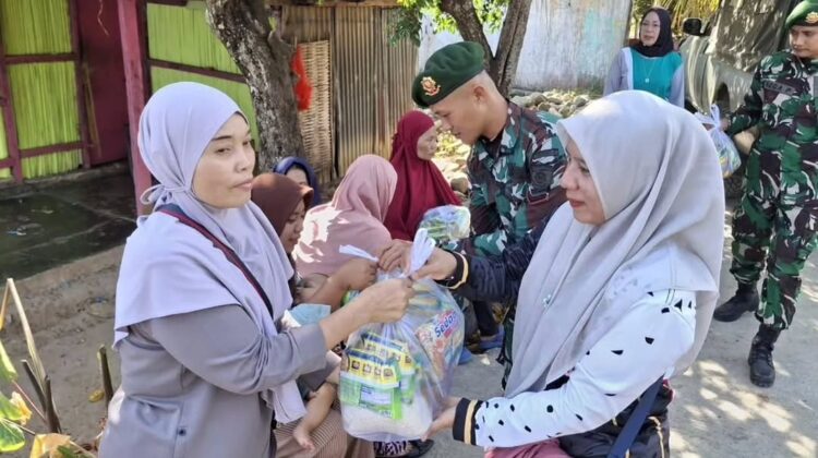 Jumat Berkah, Yonarmed 12 Kostrad Salurkan Paket Sembako kepada Warga Perbatasan Belu