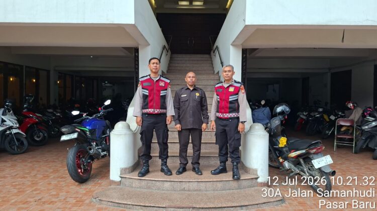Sambang Dan Patroli Jalan Kaki Unit Samapta Perkuat Keamanan Tempat Ibadah di Sawah Besar