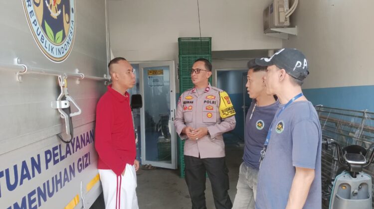 Polisi Sambangi SPPG Kampung Rawa, Pastikan Keamanan dan Kebersihan Program Makan Bergizi Berjalan Optimal