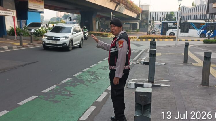 Personel Polsek Senen Perkuat Pengaturan Lalu Lintas Pagi hingga Sore, Arus Kendaraan Terpantau Lancar