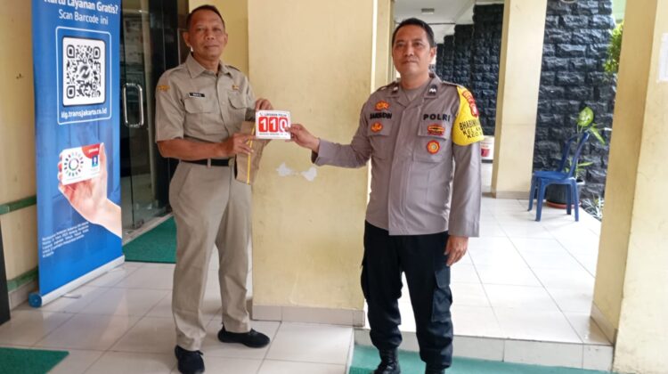 Bhabinkamtibmas Kwitang Pasang Stiker Call Center Polisi 110 di Kantor Kelurahan untuk Permudah Akses Layanan Masyarakat