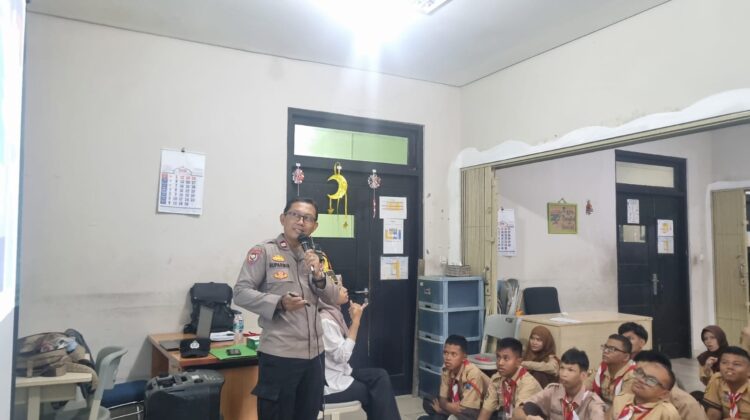 Tanamkan Kesadaran Hukum Sejak Dini, Bhabinkamtibmas Karet Tengsin Berikan Penyuluhan Bahaya Judi Online dan NAPZA kepada Peserta MPLS SLB Negeri 3 Jakarta