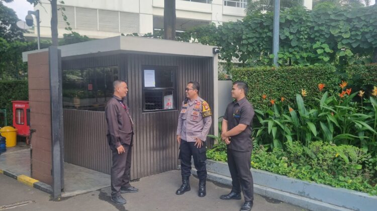 Bhabinkamtibmas Kelurahan Karet Tengsin Laksanakan Cooling System Melalui Kunjungan ke Apartemen Sudirman Hill