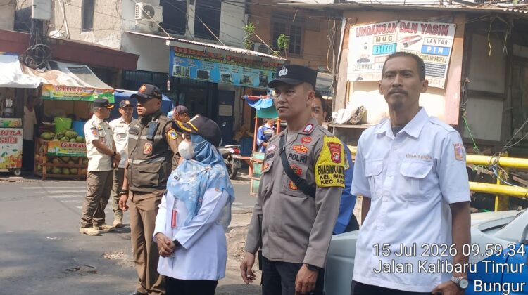 Petugas Gabungan Tertibkan PKL dan Parkir Liar di Kramat Raya – Bungur