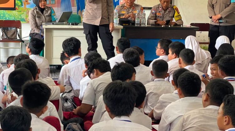 Polsek Senen Dampingi Polwan Jaga Jakarta Beri Penyuluhan Bahaya Bullying dan Narkoba saat MPLS di Dua Sekolah