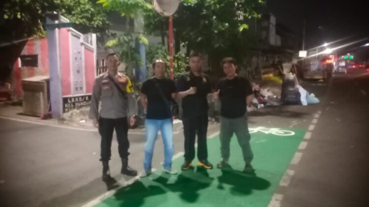 Bhabinkamtibmas dan Warga Gelar Strong Point Dini Hari di Gang Kranjang Senen untuk Cegah Tawuran dan Begal
