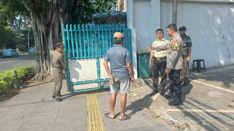 Bhabinkamtibmas Kebon Kacang Bersama Tiga Pilar Berikan Imbauan Humanis kepada Pedagang agar Tidak Berjualan di Fasilitas Umum