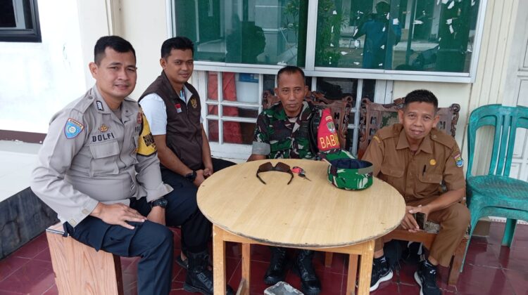 Babinsa Koramil 14/Panongan Laksanakan Komsos Bersama Aparatur Desa Ciakar, Perkuat Sinergi Tingkatkan Pelayanan Masyarakat