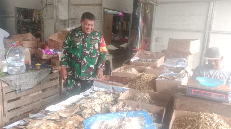 Babinsa Koramil 14/Panongan Pantau Harga Sembako di Pasar Tradisional Desa Ranca Iyuh