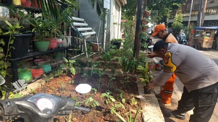 Bhabinkamtibmas Petamburan Dukung Penataan Lingkungan RW 06 Jelang Verifikasi ProKlim Tingkat Nasional