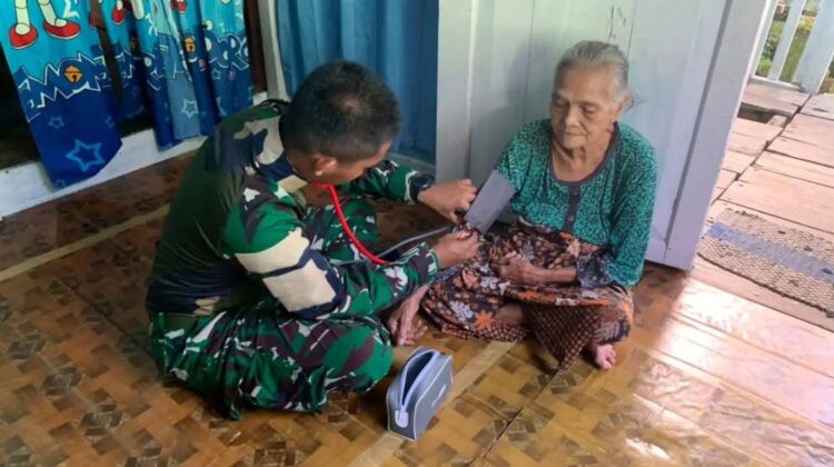Satgas Pamtas Yonarmed 13 Kostrad Gelar Layanan Kesehatan Door-to-Door bagi Warga Perbatasan