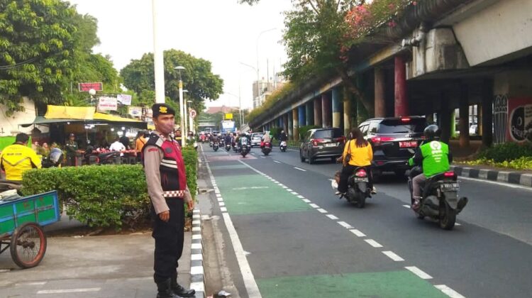 Anggota Samapta Polsek Senen Intensifkan Pengaturan Lalin dan Strong Point, Situasi Wilayah Aman Kondusif