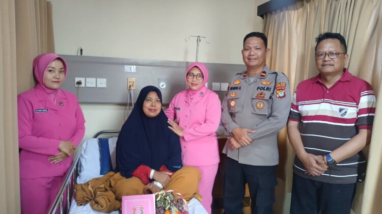 Bhayangkari Ranting Polsek Johar Baru Beri Dukungan Moril kepada Keluarga Anggota yang Sakit Lewat Anjangsana