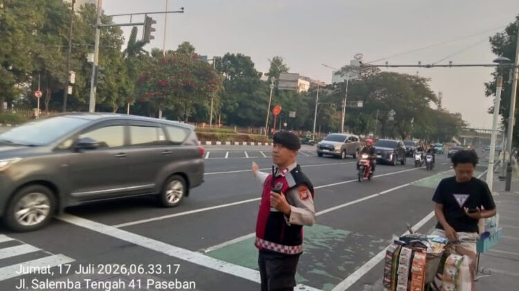 Polsek Senen Intensifkan Pengaturan Lalu Lintas Pagi dan Sore, Arus Kendaraan Ramai Lancar