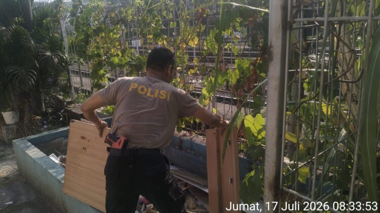Polsek Senen Gelar Kerja Bakti, Personel Bersihkan Area Belakang Taman Mako