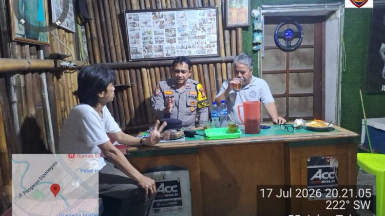 Sambang Balai RW 02 Pegangsaan, Bhabinkamtibmas Ajak Warga Perkuat Keamanan Lingkungan