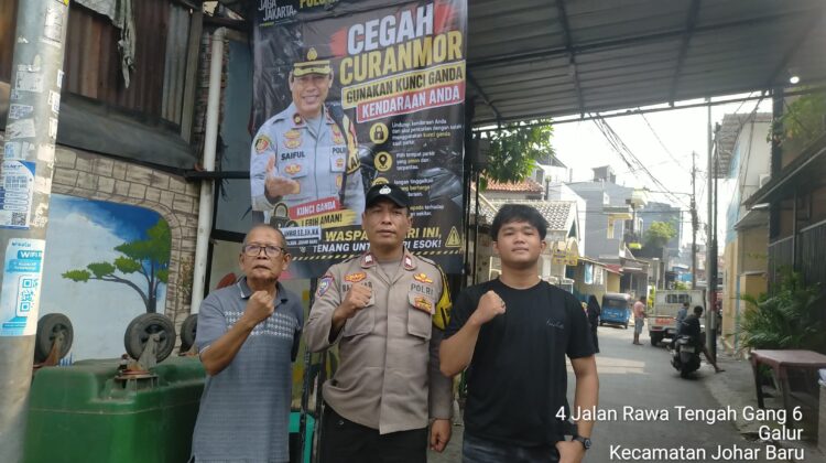 Cegah Curanmor, Polsek Johar Baru Pasang Banner Imbauan dan Sosialisasikan Layanan Call Center 110 Gratis