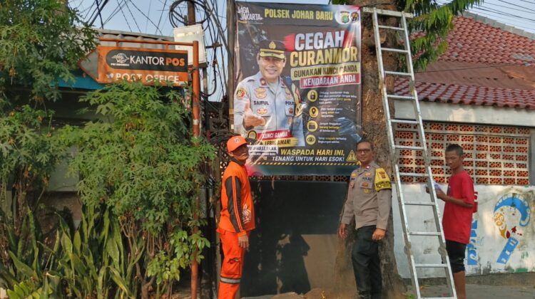 Tingkatkan Kewaspadaan Curanmor, Polsek Johar Baru Pasang Banner Imbauan dan Call Center 110 di Kampung Rawa