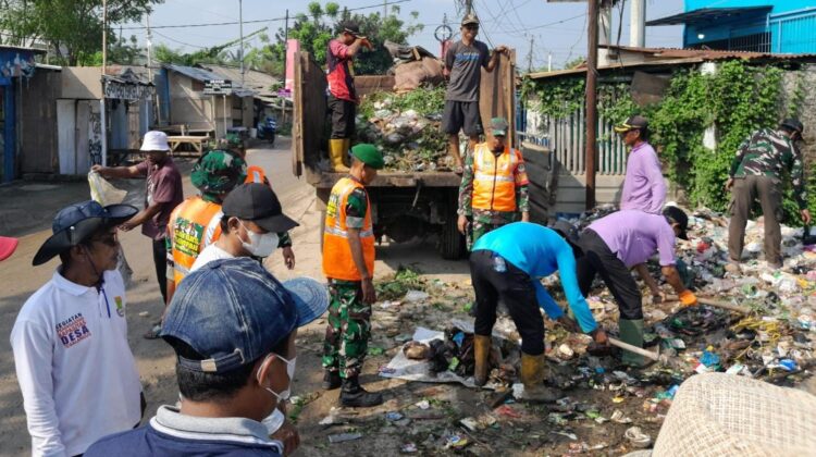 Satgas Sampah Koramil 01/Teluknaga Kodim 0510/Tigaraksa Bersihkan Tumpukan Sampah di Desa Tegal Angus