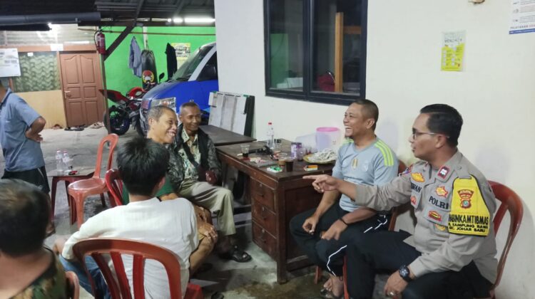 Dialog Kamtibmas Perkuat Sinergi, Bhabinkamtibmas Sambangi Sekretariat RW 02 Kampung Rawa