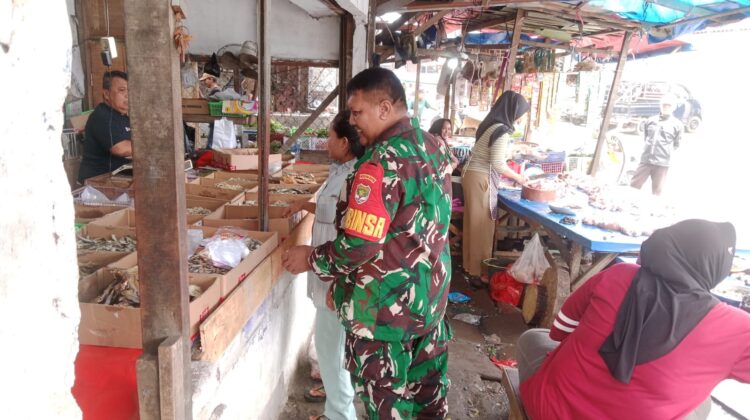 Babinsa Koramil 14/Panongan Tingkatkan Kesadaran Bersama Cegah Penimbunan dan Permainan Harga Bahan Pokok