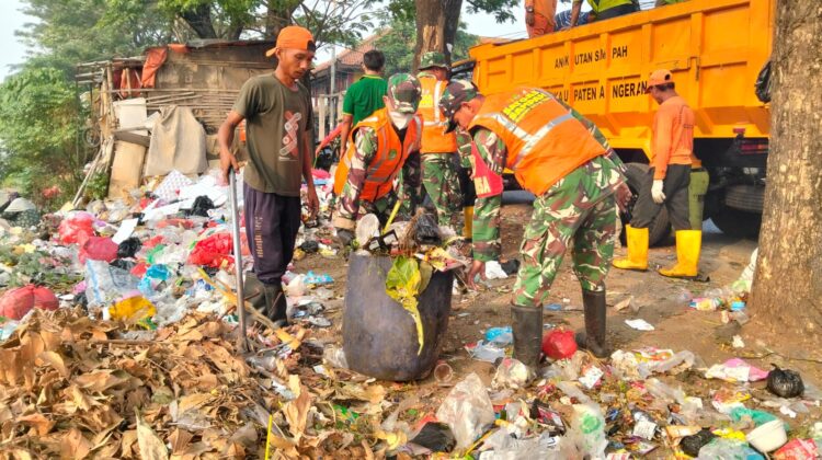 Satgas Sampah Koramil 08/Kronjo Bersihkan Tumpukan Sampah di Jalan Raya Bakung