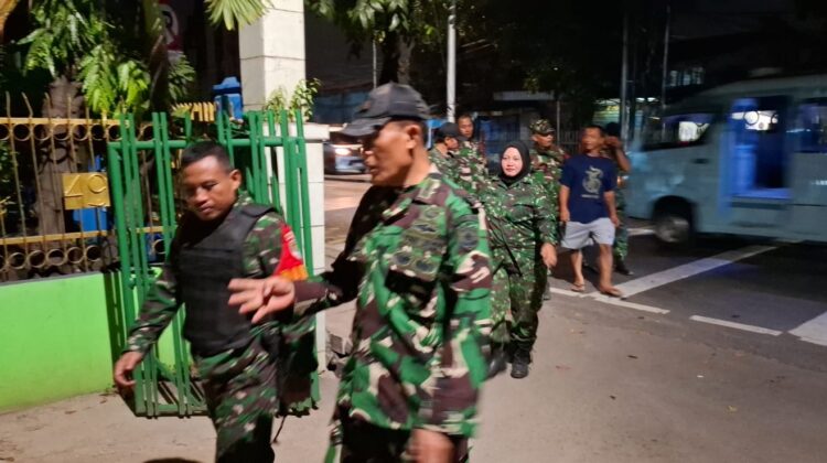 Babinsa Koramil 05/Kramat Jati Bersama Komduk Gelar Patroli/Siskamling Keliling