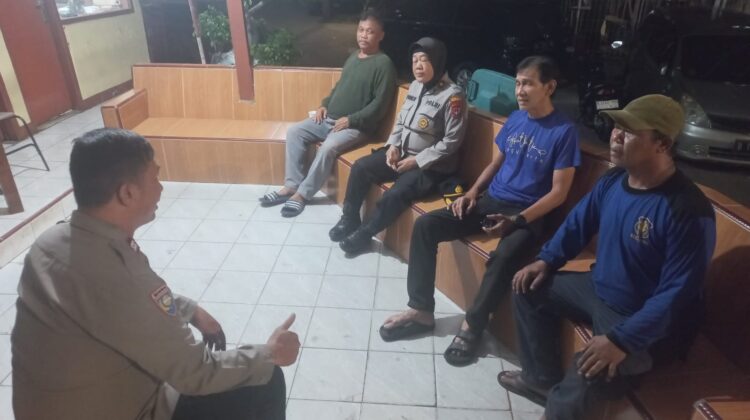 Kanit Binmas Polsek Metro Tanah Abang Bersama Bhabinkamtibmas Sambangi Pos Satkamling RW 10 Kebon Kacang, Perkuat Keamanan Lingkungan